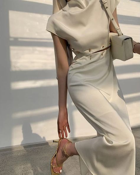 ‘ILLIADA’ DRESS 🎯 Price $91 One Color S-L Size ➡️Midi Dresses collection 🎯 Escapexit.com White Long Dress, Cutout Style, Long White Dress, Feminine Look, Stretch Dress, Midi Dresses, Roxy, Classy Outfits, Sheath Dress