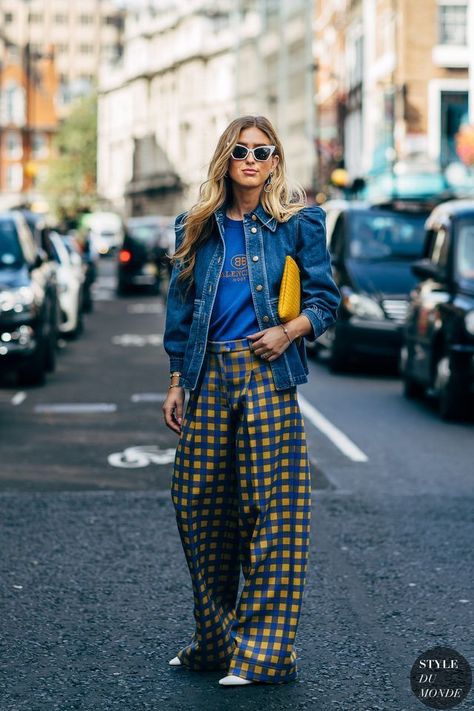 London SS 2019 Street Style: Emili Sindlev Midseason Outfit, Plaid Pants Outfit, Emili Sindlev, Yellow Purse, Emerging Designers Fashion, London Fashion Weeks, Oversized Pants, Looks Street Style, Street Style Trends