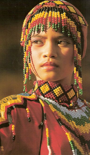 Gaddang tribe woman of Luzon at the Sinulog Festival Cebu Ancient Headdress, Tibet Woman, Indonesian Headdress, Festival Headdress Philippines, Indigenous Photography Faces, Filipino Culture, Anthropology, We Are The World, World Cultures