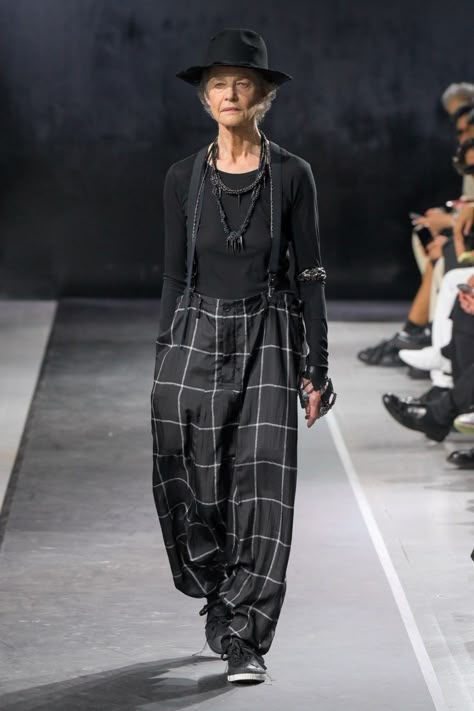 Yohji Yamamoto Spring 2025 Ready-to-Wear Fashion Presentation & Collection Review [PHOTOS] Yohji Yamamoto Street Style, Gig Outfit, Fashion Presentation, Japanese Fashion Designers, 50s Women, Japan Fashion Street, Paris Fashion Week Men, Textures Fashion, Spring 2025