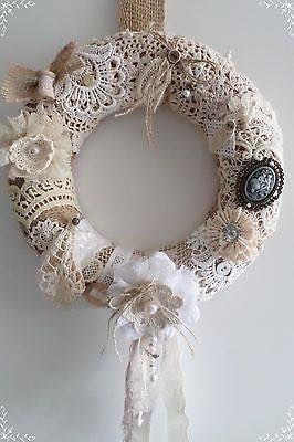 Shabby Chic Christmas Diy, Lace Wreath, Shabby Chic Diy Crafts, Doily Art, Shabby Chic Wreath, Doilies Crafts, Lace Crafts, Fabric Wreath, Shabby Chic Christmas