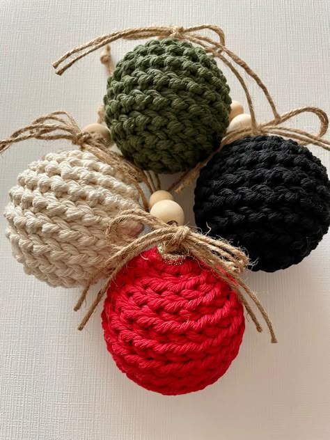 Beautiful Holiday ornaments Crochet Ornaments Ball, Rustic Crochet Ornaments, Xmas Knitting Ideas, Christmas Balls Crochet, Crochet Ball Ornaments, Crochet Xmas Decorations, Crochet Christmas Balls, Christmas Macrame Ornaments, Macrame Ornaments