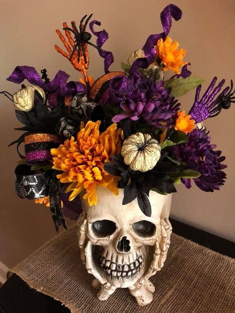 Halloween Centerpiece Ideas Table, Halloween Flower Arrangements, Facts About Halloween, Halloween Floral Arrangements, Halloween Table Centerpieces, Halloween Centers, Fun Diy Halloween Decorations, Classy Halloween, Halloween Wood Crafts