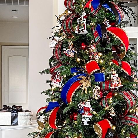 Jeanna Crawford on Instagram: "You didn’t know you needed... A rotating Christmas tree ✨ Chistmasers decorate 360 degrees - so you might as well show it off! SAVE THIS POST NOW - because it has all the details you’ll need to create your own rotating look! My favorite rotating stand + Christmas tree combo assembles like a breeze and requires just one simple plug for all that movement. Here’s where you **need** a rotating tree: 🎁🎁🎁 Small spaces that need a big design moment Bay windows facing the street that demand the ultimate in Christmas curb appeal Kids’ rooms - because they’ll be OBSESSED And here’s my go-to list of themes that are **the vibe** for a rotating Christmas tree: Treasure trees, like the one pictured here, so that every memory gets its moment Glitz and glass - List Of Themes, Rotating Christmas Tree, Red Gold Christmas, Holiday Tree Decorations, Bay Windows, Big Design, Tree Ideas, Nutcracker Christmas, Gold Christmas