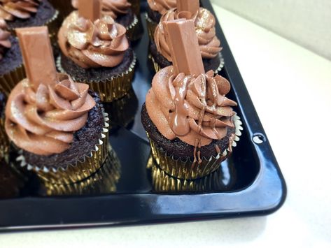 Kit Kat Cupcakes, Chocolate Cupcakes With Buttercream, Easy Chocolate Cupcakes, Cupcakes With Buttercream Frosting, Cupcakes With Buttercream, Buttercream Frosting For Cupcakes, Cape Malay, Cupcakes With Chocolate, Chocolate Buttercream Frosting