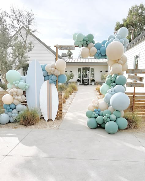 Girly Baby Shower Themes, Surfer Baby Shower, Modern Baby Shower Themes, Summer Baby Shower Themes, Surf Birthday Party, Surfer Baby, Fall Baby Shower Themes, Surf Birthday, Surf Baby