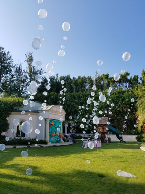 Bubbles And Balloons Party, Bubble Backdrop, Water Party Theme, Bubbly Birthday Party, Bubble Balloon Garland, Balloon Bubbles, Bubble Party Decorations, Bubble Birthday Decorations, Bubble Centerpieces