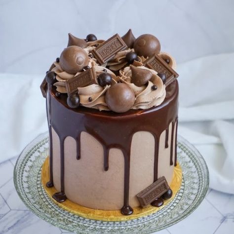 Still Busy Baking, Small Cake With Cupcakes, Cake Decorating Ideas Chocolate, Chocolate Drip Cake Birthday, Choco Truffle Cake, Cake Pricing Guide, Chocolate Birthday Cake Decoration, Chocolate Cake Decorating Ideas, Chocolate Cake Ideas