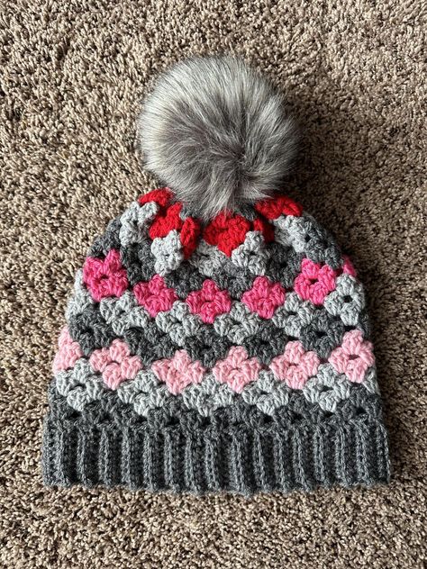 CROCHET GRANNY DIAMOND BEANIE | FREE PATTERN | toyslab creations C2c Beanie Pattern, Crochet Granny Stitch Hat Pattern, Granny Diamond Stitch, Granny Beanie Crochet, Granny Stitch Crochet Hat Pattern, 2 Color Crochet Hat Pattern, Crochet Beanie 2 Colors, Crochet Stitches For Hats, Crochet Granny Hat Pattern