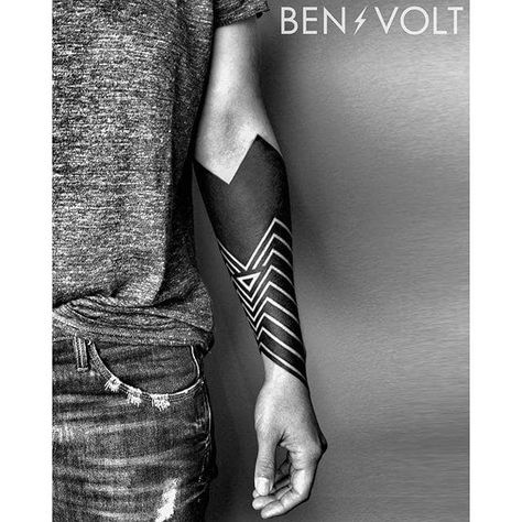 Ben Volt Tattoo, Lines Tattoo, Mangas Tattoo, Tattoo Band, Forearm Band Tattoos, Maori Tattoos, Blackout Tattoo, Tattoo Trend, Geometry Tattoo