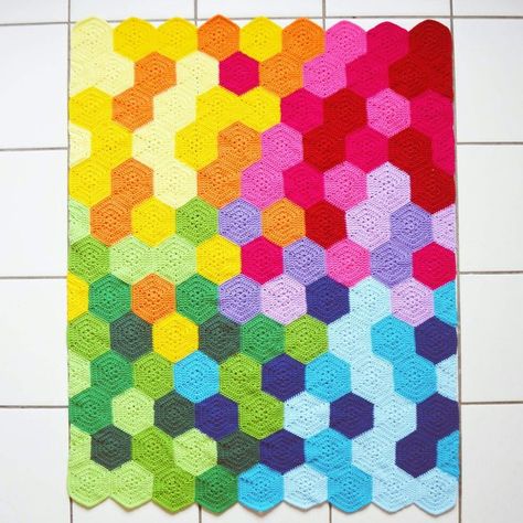 The Rainbow Hexie Blanket - Information on where she got the hexagon is provided... BUT you can use any hexagon pattern to make this. (Just search Ravelry or Pinterest for "Free Crochet Hexagon Pattern") Hexagon Diy, Crochet Hexagon Blanket, Hexagon Blanket, Hexagon Quilts, Crochet Rugs, Rainbow Blanket, Confection Au Crochet, Crochet For Beginners Blanket, Crochet Blanket Afghan