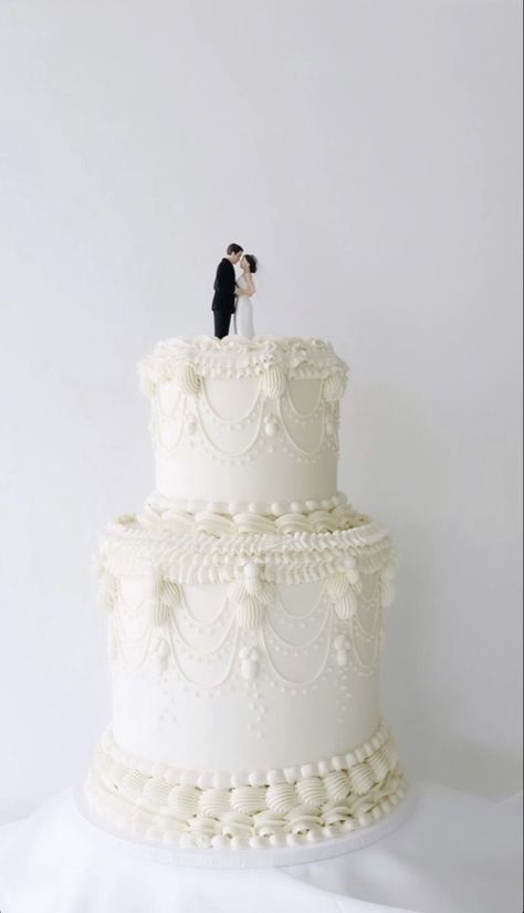 1950 Wedding Cake, Classic Cake Topper, Retro Wedding Cake Topper, Modern Vintage Wedding Cake, Vintage Wedding Cake With Topper, Classic Wedding Cake Topper, Vintage Cake Toppers Wedding, Vintage White Wedding Cake, Classic Vintage Wedding Theme