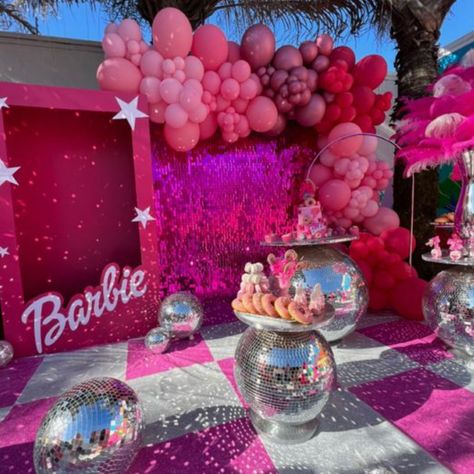 Barbie Dance Party, Bratz Birthday, Barbie Fever, It The Movie, Barbie Dance, Girl Brunch, Life Size Barbie, Dance Theme, Barbie Party Decorations