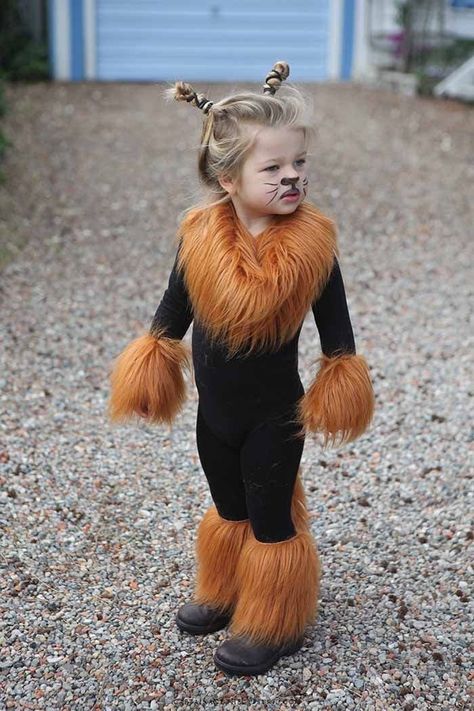 Swooning over this adorable DIY lion kid's costume. Diy Fantasia, Costume Lion, Best Diy Halloween Costumes, Creative Halloween Costumes Diy, Baby Kostüm, Lion Costume, Diy Costumes Kids, Diy Halloween Costumes For Kids, Diy Kostüm