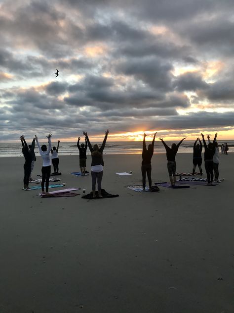 Group Meditation, Yoga Poses Photography, Beach Workout, Sunrise Yoga, Group Yoga, Yoga Club, Yoga Kurse, Beach Workouts, Wellness Retreat