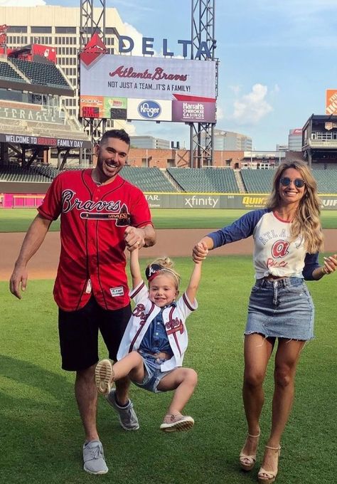 Baseball Wife Outfit, Baseball Family Quotes, Mlb Wife Aesthetic, Baseball Wife, Baseball Boyfriend, Nfl Wives, Baseball Couples, Hockey Wife, Braves Game