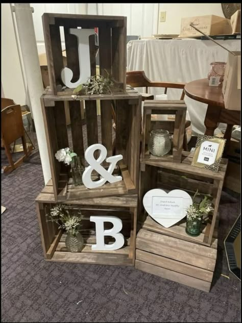 Crate Wedding Decor, Wedding Crates, Creative Backyard, Backyard Wedding Ideas, Crate Decor, Wedding Ideas On A Budget, Garden Decor Diy, Simple Centerpieces, בר מצווה