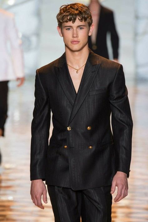 Versace Suit, High Fashion Men, Mens Casual Outfits Summer, Dress Suits For Men, Outfits Hombre, Mens Trendy Outfits, Mens Formal Wear, Men Stylish Dress, Mens Outfit Inspiration