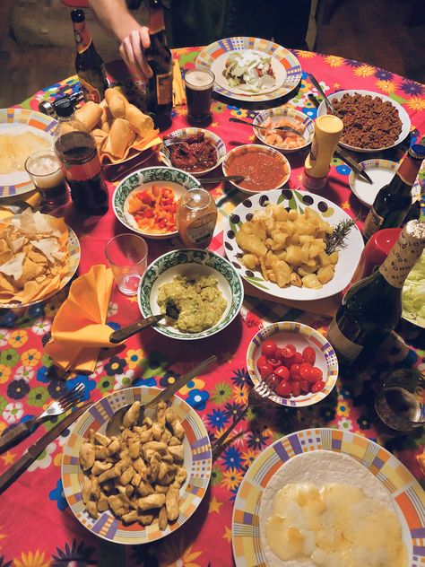 Mexican dinner 🇲🇽 Mexican Family Dinner, Mexican Party Aesthetic, Mexican Dinner Party, Mexican Aesthetic, Like Water For Chocolate, Food Set Up, Mexican People, Mexican Night, Interpersonal Communication