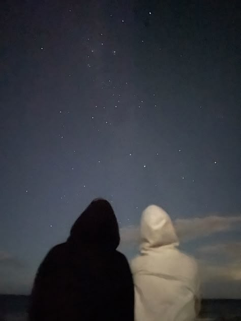 two friends stargazing at night Two People Stargazing, Couples Looking At The Stars, Couple Watching Stars Aesthetic, Star Gazing With Friends, Boy Looking At Girl With Love, Star Watching Date, Watching Stars Aesthetic, Stargazing Date Aesthetic, Star Gazing Couple