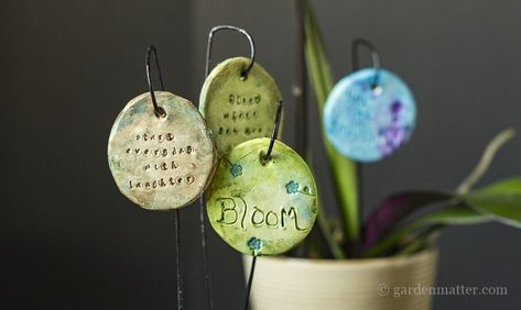 Garden and Pot Charms Mason Jar Oil Candle, Diy Garden Decor Projects, Wooden Garden Chairs, Solar Lights Diy, Tiered Tray Diy, Garden Decor Projects, Fabric Bowls, Diy Plant Stand, Bird Houses Diy