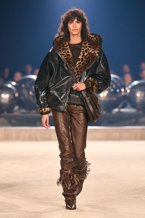 Isabel Marant Fall 2024 Ready-to-Wear https://www.vogue.com/fashion-shows/fall-2024-ready-to-wear/isabel-marant/slideshow/collection#5 Fw 2024, Stars Fashion, Idol Fashion, Fashion Haute Couture, Art Of Beauty, Fashionable Jewelry, Fall 24, Fall Winter 2024, Glam Rock