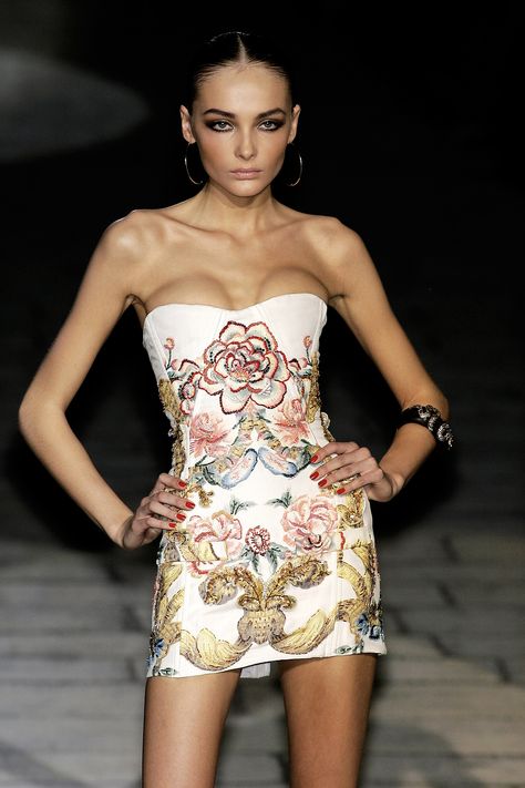 Snejana at Roberto Cavalli Spring/Summer 2007 Snejana Onopka, Model Runway, Model Inspo, Model Aesthetic, Floral Fashion, Mode Inspo, Runway Models, Roberto Cavalli, Fashion Details