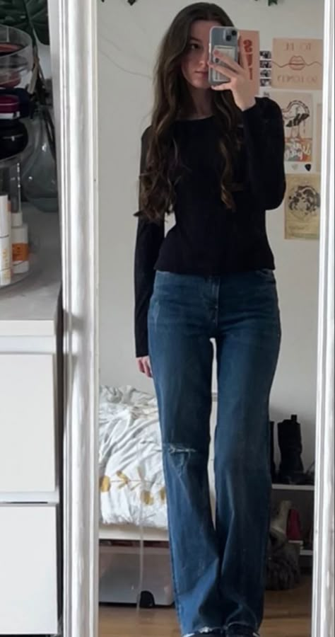 Styling Black Long Sleeve Shirt, How To Style Long Sleeve Black Shirt, Slytherin Modern Outfit, Long Sleeve Winter Outfits, Black Long Sleeve Layered Outfit, Black Long Sleeves Outfit, Outfit Inspo Long Sleeve, Black Long Sleeve Outfit Casual, Lorelai Gilmore Outfits Aesthetic