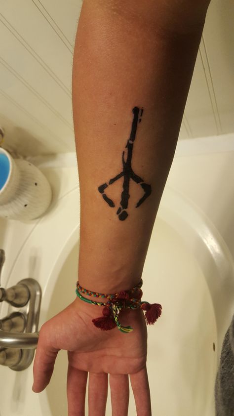 My first tattoo and it was the mark of the hunter from Bloodborne Hunters Mark Tattoo, Bloodborne Tattoo Design, Bloodborne Hunters Mark, Bloodborne Tattoo Ideas, Soulsborne Tattoo, Hunters Mark, Bloodborne Tattoo, Dark Souls Tattoo, Hunter's Mark