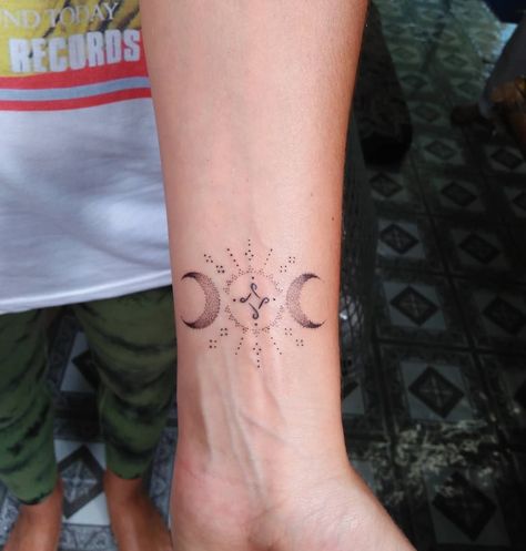 Triple Moon And Sun Tattoo, Triple Moon Pentacle Tattoo, Triple Goddess Symbol Tattoo, Witchy Tattoo Ideas Goddesses, 3 Moon Tattoo, Tattoo Ideas Goddesses, Triple Goddess Tattoo Design, Triple Moon Goddess Tattoo, Pagan Tattoo Ideas