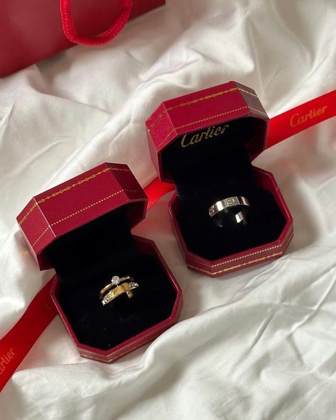 Love ❤️ 2025 Wedding Rings, Cartier Love Ring Aesthetic, Cartier Love Ring With Engagement Ring, Cartier Ring Aesthetic, Wedding Rings Big Diamond, Cartier Ring Engagement, Wedding Ring In Box, Ring Box Aesthetic, Rings Aesthetic Wedding