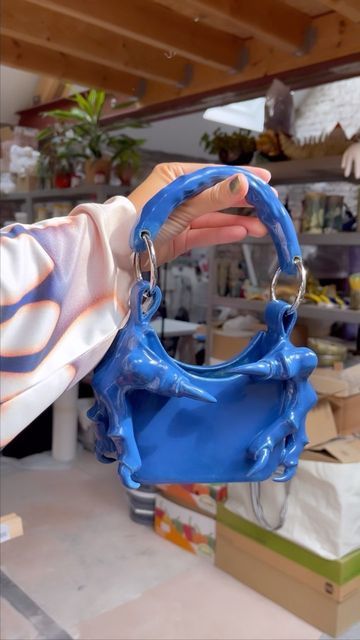 Naomi Gilon on Instagram: "Last realization at the request of @vass_kor in Korea! A quick summary of the stages of making my ceramic bags 👀 #ceramicbag #contemporaryart #fashion #naomigilon" Ceramic Style, Ceramic Fashion, Ceramic Handbag, Art Purse, Fashion Ceramics, Ceramic Clothes, Ceramic Purse, Ceramic Bag, Sculpture Fashion