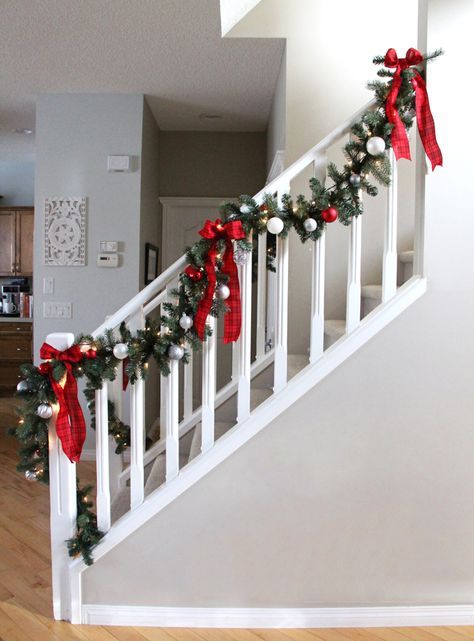 Christmas Stairs Decorations, Christmas Staircase Decor, Christmas Stairs, Christmas Staircase, Diy Christmas Garland, Homemade Christmas Decorations, Gold Christmas Decorations, Homemade Christmas, Christmas Deco