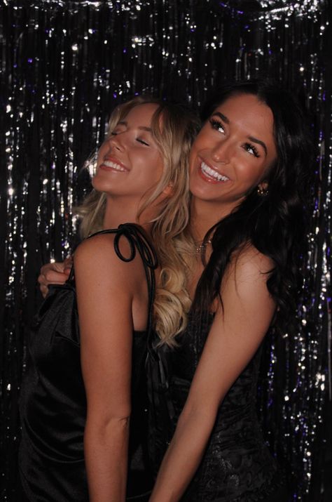 #newyear #pictures #newyearphoto #backdrop #bestie Bestie Birthday Pictures, Nye Bestie Pics, New Years Picture Ideas Friends, Backdrop Photoshoot Poses, How To Pose For Birthday Pictures, Birthday Party Pictures With Friends, Newyear Pictures, Birthday Photos With Friends, New Years Picture Ideas