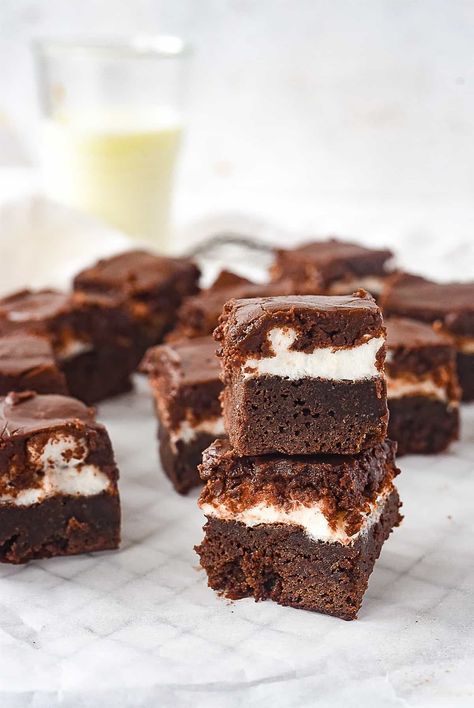 These marshmallow brownies are a combination of a fudge brownie, gooey marshmallow and chocolate frosting, guaranteed to satisfy any chocolate craving. Marshmallow Fudge Brownies, Brownies Marshmallow, Fudge Marshmallow, Mud Brownies, Marshmallow And Chocolate, Marshmallow Brownies, Flavored Marshmallows, Brownie Frosting, Best Chocolate Desserts