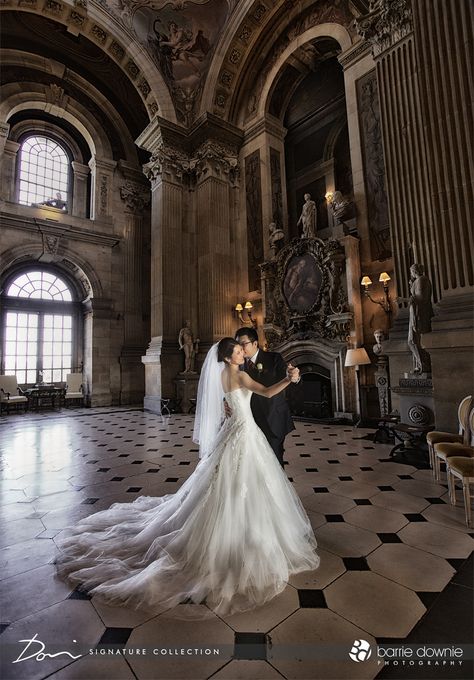 Chinese wedding couple first dance castle wedding in UK Chinese Wedding Photoshoot Aesthetic, Chinese Wedding Photography, Castle Wedding Photos, Vienna Photoshoot, Royal Wedding Aesthetic, Iron Manor, Wedding Stairs, Chinese Wedding Photos, Woodbine Mansion