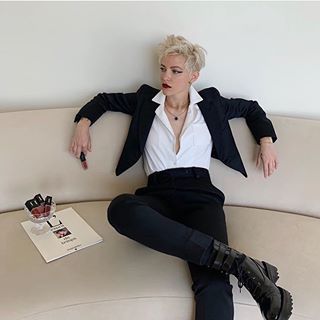 Fancy Tomboy Outfits, Topknot Tutorial, Futch Fashion, Enby Style, Lesbian Suit, Genderqueer Fashion, Androgynous Women, Clothes Brands, Lesbian Outfits