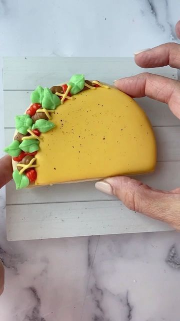 Tacos And Margaritas, Mexican Cookies, Icing Techniques, Tacos And Tequila, Cookie Videos, Cookie Tutorials, Creative Cookies, Buzzfeed Food, Cookies Decorated