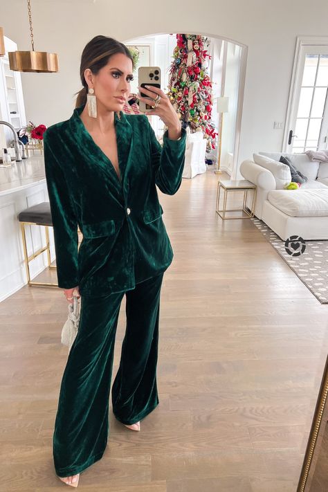 If you love the color green and like to wear velvet, this Boss Babe Suit will do the magic. It's a great outfit for Christmas Party or Dinner party. I paired it with my Cult Gaia Handbag and Gianvito Rossi shoes. Holiday Outfit Idea | Christmas Fashion Outfit Ideas for Women | Emily Ann Gemma Green Christmas Outfit, Velvet Blazer Outfit, Christmas Outfits Dressy, Christmas Party Outfit Work, Christmas Blazer, Christmas Fashion Outfits, Emily Ann Gemma, Outfit Ideas Christmas, Green Velvet Blazer