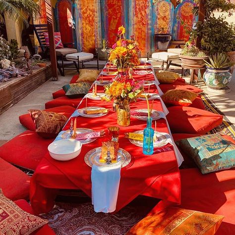 Middle Eastern Dinner Party Decor, Moroccan Dinner Party Table Settings, Moroccan Dinner Table, Indian Themed Dinner Party, Maroccan Diner Table, Indian Dinner Table Setting, Moroccan Party Decor, Moroccan Picnic, Moroccan Table Setting