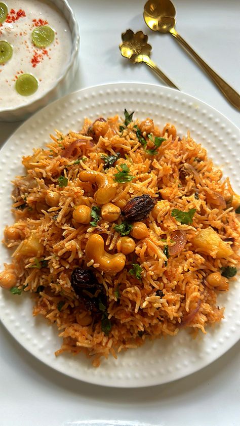 Veg Thai Fried rice /Vegan thai Fried Rice/One pot easy fried rice Chickpea Pulao Recipe, Chickpea Fried Rice, Chickpea Pulao, Broccoli Fried Rice, Vegetarian Biryani, Vegetable Pulao, Kabuli Chana, Chickpea Chili, Easy Green Beans