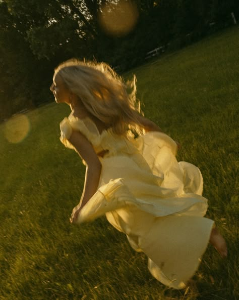 the most angelic EVER 🌼🌞✨🥲 Host / @ashlynleephoto Model / @sunnyahesby Dress / @asos #777luckyfish #documentarysenior #seniorphotographer #seniorphotoinspo #authenticlovemag #storytellingphotography Flowy Photoshoot Dress, Senior Picture Ideas Whimsical, Nostalgia Photoshoot, White Aesthetic Dress, Mystical Photoshoot, Flowy Dress Aesthetic, Happiness Photoshoot, 18th Photoshoot, Vintage Senior Pictures