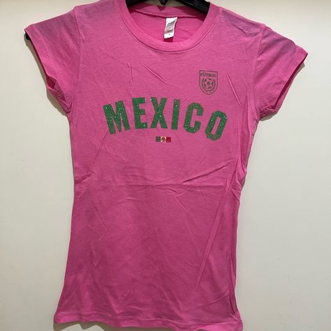 Mexico Woman Futbol T-Shirt, Pink Color Shirt Mexico Screen Print With Glitter - New Material: 100% Cotton Mexico Woman Futbol T-Shirt With Glitter Mexico Logo Hand Tag Missing Size Available : M, L & Xl New Missing Hang Tag Pretty Shirts For Women, Cute Tshirts Designs, Screen Print Clothes, Mexico Shirt Outfit, 90s Fashion Latina, Designs To Put On Shirts, Cute Shirts Y2k, Mexican Streetwear, Coquette Shirts