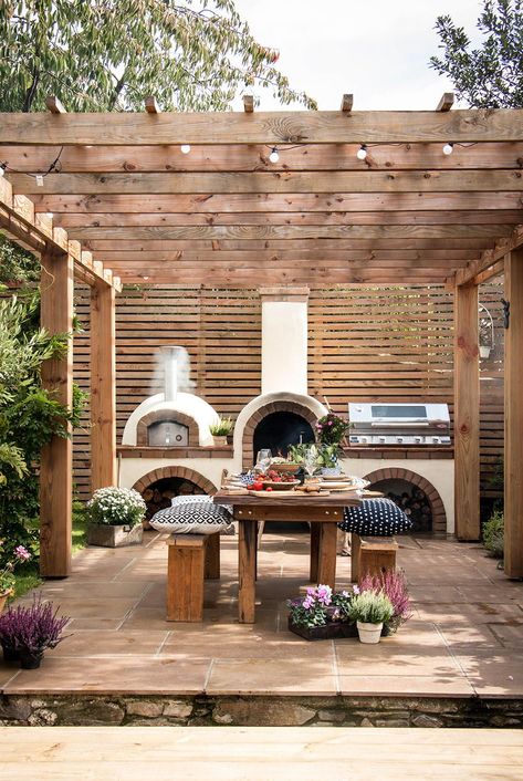 If you enjoy outdoor entertaining and cooking up a storm for your guests, then turn up the heat in your outdoor kitchen with the addition of a pizza oven. Pizza Oven Ideas, Backyard For Entertaining, Oven Ideas, Outdoor Pizza Oven, Backyard Kitchen, Outdoor Kitchen Patio, Outdoor Pizza, Casa Exterior, Mediterranean Garden