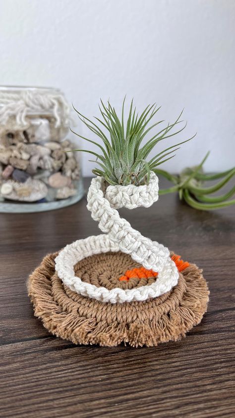 New Macrame Ideas, Useful Macrame, Macrame Art Ideas, Useful Macrame Projects, Macrame Tutorial Planter, Plant Hanger Macrame, Macrame Inspiration, Spring Macrame, Macrame Ideas Projects