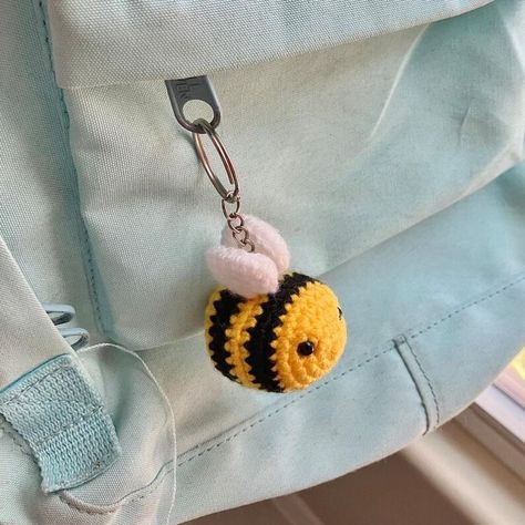 Mini Crochet Projects Key Chains, Cute Small Crochet Keychains, Bee Keychain Crochet, Small Crochet Keychain Ideas, Crochet Mini Things, Cute Mini Crochet Ideas, Cute Crochet Charms, Mini Keychain Crochet, Simple Crochet Keychain