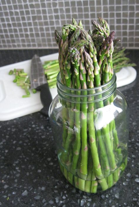 Keep cut asparagus in the fridge with a little water – via urbanstrawberries.com Asparagus Seasoning, Fresh Asparagus, Food Info, How To Store, Baking Tips, Cooking Kitchen, Food Store, Kitchen Hacks, Creative Food