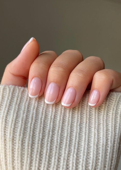 15 chic minimalist fall nail ideas and winter nail designs you don't want to miss! I'm definitely getting #6 tomorrow - I just can't help myself! Too cute! autumn nail ideas | September nails October nails winter nail trends #nails #fallnails #winternails #manicure #minimalist Neutral Nail Polish Colors, Nails October, Short French Nails, Subtle Nail Art, Trends Nails, Minimalist Nail, Natural Nail Designs, Chrome Nail Art, Autumn Nail