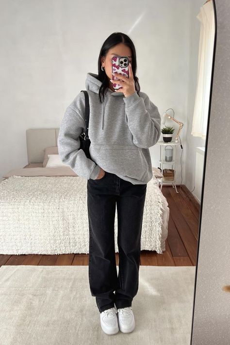 Paris Sweatshirt Outfit, Oversized Grey Hoodie Outfit, Outfits With Grey Hoodie, Outfits With Oversized Hoodies, Hoodies And Leggings Outfit, Gray Hoodie Outfit Aesthetic, Basic Sweatshirt Outfit, Grey Crewneck Sweatshirt Outfit, Grey Hoodie Outfit Aesthetic