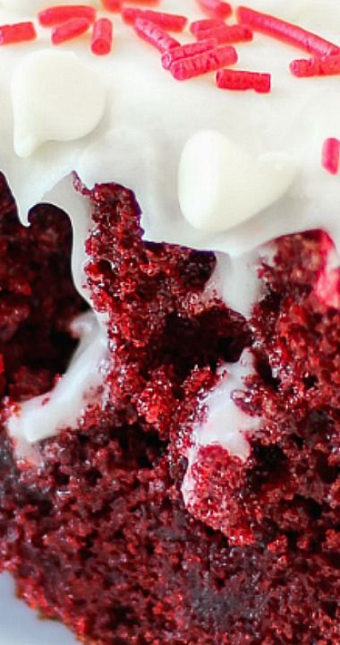 Red Velvet Poke Cake Condensed Milk, Christmas Red Velvet Poke Cake, Red Velvet Dump Cake, Polk Cake, Food Photography Christmas, Christmas Red Velvet Cake, Christmas Poke Cake, Caramel Poke Cake, Red Velvet Cake Recipe Easy